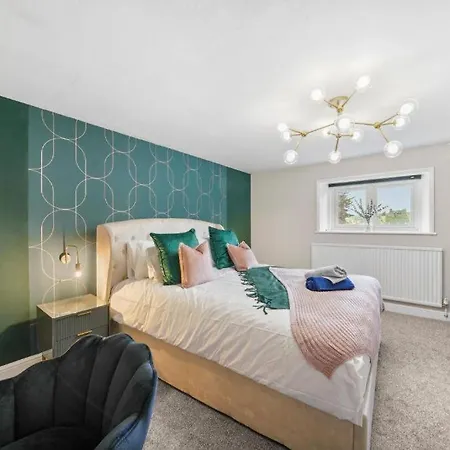 Prázdninový dům New! - Beautiful 5 Bed In - Hot-tub - Parking