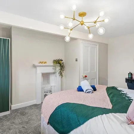 New! - Beautiful 5 Bed In - Hot-tub - Parking