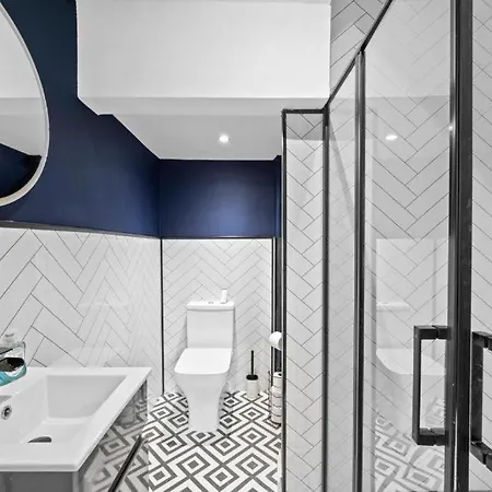 New! - Beautiful 5 Bed In - Hot-tub - Parking Prázdninový dům *