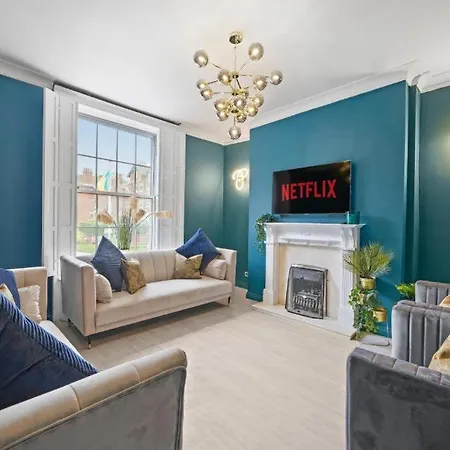 New! - Beautiful 5 Bed In - Hot-tub - Parking *