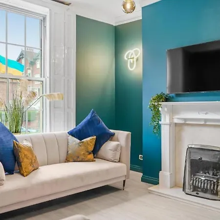 New! - Beautiful 5 Bed In - Hot-tub - Parking *