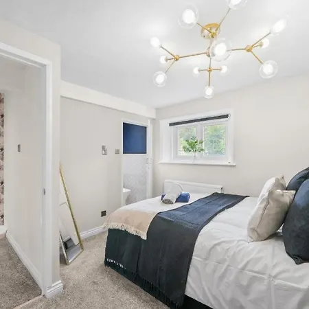 New! - Beautiful 5 Bed In - Hot-tub - Parking *