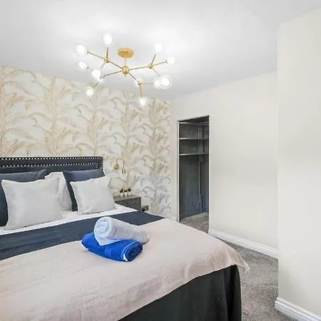 New! - Beautiful 5 Bed In - Hot-tub - Parking *