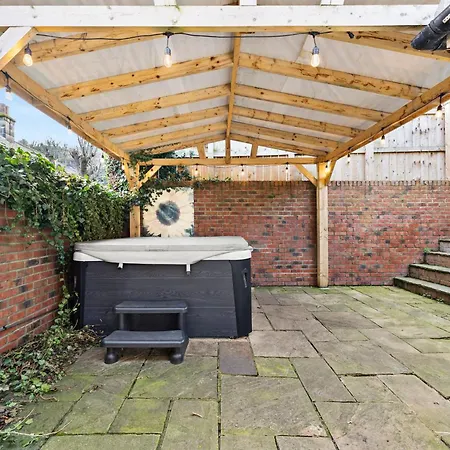 New! - Beautiful 5 Bed In - Hot-tub - Parking Prázdninový dům Whitby