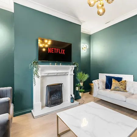 New! - Beautiful 5 Bed In - Hot-tub - Parking * Whitby
