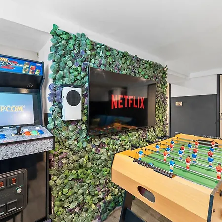 New! - Beautiful 5 Bed In - Hot-tub - Parking Prázdninový dům *